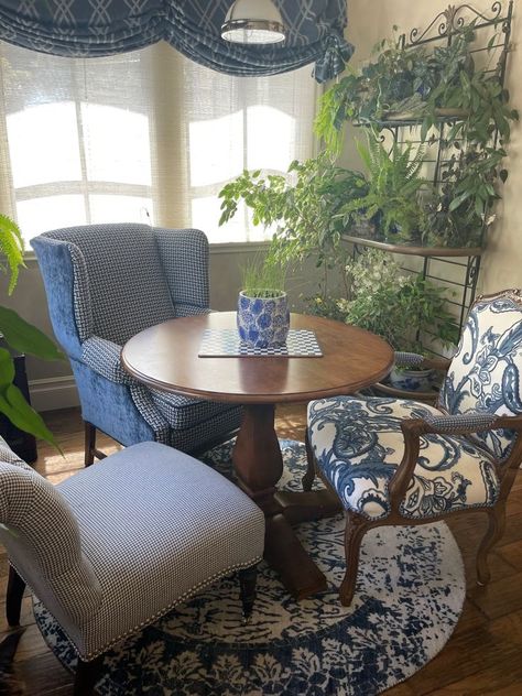 Small dining table, comfy chairs and plant stand for sun room w/ rug Cafe Booth, Table Nook, Moody Style, Small Round Table, Round Table And Chairs, Eating Table, Comfy Armchair, Small Dining Table, Comfy Chairs