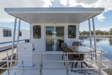 Small Houseboats, Trailerable Houseboats, Small Pontoon Boats, Pontoon Houseboat, House Boats For Sale, Boat House Interior, Houseboat Living, Camper Boat, Cruiser Boat