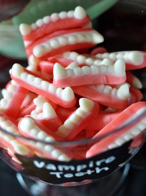 Vampire Theme Party, Food Decoration Ideas, Vampire Halloween Party, Witch Halloween Party, Twilight Party, Halloween Deserts, Witches Halloween Party, Hallowen Party, Vampire Party