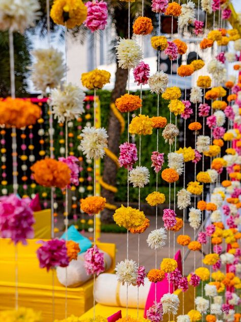 Haldi Ceremony Decorations, Mehendi Decor Ideas, Home Flower Decor, Tafel Decor, Mandap Decor, Desi Wedding Decor, Marriage Decoration, Flower Decorations Diy, Wedding Planning Decor