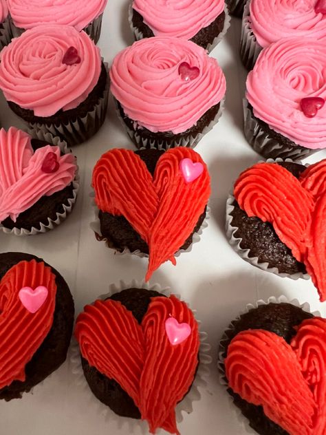 Valentine Themed Cupcakes, Valentine S Day Cupcakes, Valentine's Cupcakes, Valentine Cupcake Ideas, Valentines Day Cupcakes, Valentine Cupcakes, Valentines Cupcakes Decoration, Cupcakes San Valentin, Valentines Cakes And Cupcakes