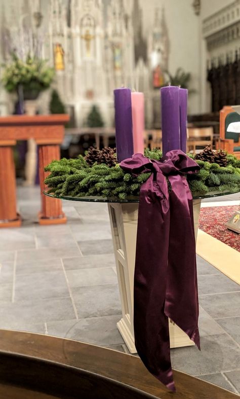 Advent Crown Christmas, Advent Wreath For Church, Church Advent Candle Display, Advent Candles Ideas Church, Advent Altar Decorations, Advent Wreaths For Church, Advent Candle Display, Advent Decorations For Church, Catholic Advent Wreath