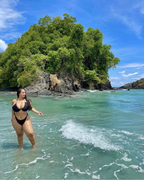 Vacation Pictures Plus Size, Vacation Poses Picture Ideas Plus Size, Mid Size Beach Pictures, Vacation Photo Ideas Instagram Plus Size, Beach Poses Instagram Plus Size, Beach Inspo Pics Curvy, Plus Size Beach Photoshoot, Plus Size Beach, Pool Photography