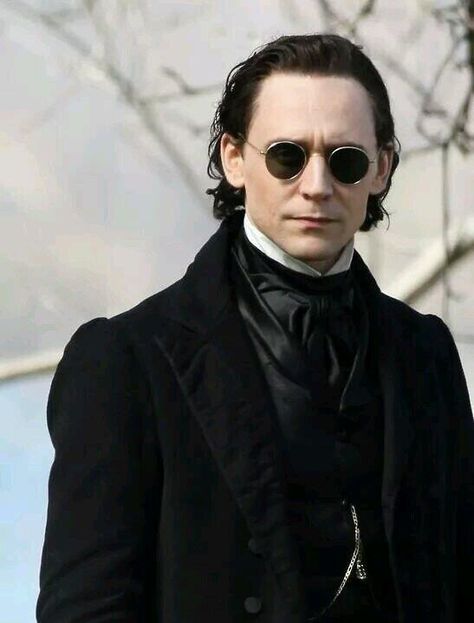 "@RosyHiddles: #CrimsonPeak #TomHiddleston  pic.twitter.com/q7m11fWPgR"//gorgeous!! https://twitter.com/KarenJonapa/status/464247112822030336 Tom Hiddleston Crimson Peak, Thomas Sharpe, Crimson Peak, Thomas William Hiddleston, British Boys, Loki Marvel, Tom Hiddleston Loki, British Men, Tom Hiddleston