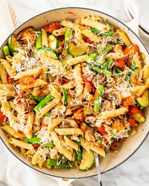 This Pasta Primavera recipe consists of warm penne bursting with roasted vegetables and parmesan. A simple one pot dish that's ready in only 30 minutes. #pasta #pastaprimavera #recipe #lunch #healthy Bulgogi Pork, Breakfast Ring, Primavera Recipe, Korean Bulgogi, Pasta Primavera Recipe, Pork Chops And Potatoes, Chicken Ramen, Jo Cooks, Creamy Pasta Dishes