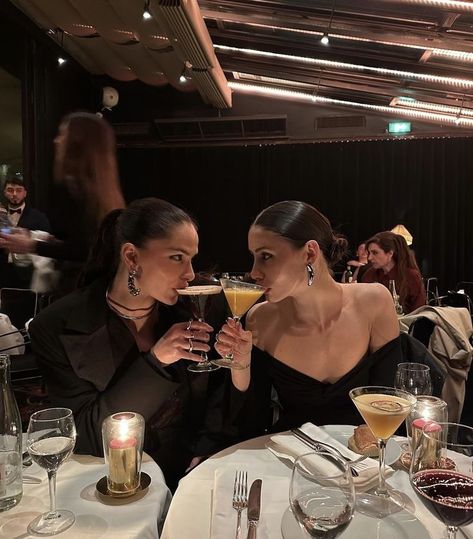 Night Out Pics With Friends, Drinks With Friends Aesthetic, Friends Night Out Aesthetic, Dinner With Bestie, Girl Dinner Aesthetic, Bound By Duty, Foto Poses, Valentines Outfits, Instagram Photo Inspiration