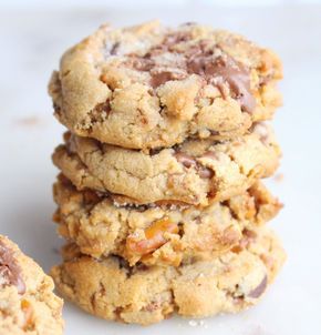 Peanut Butter Chunker Cookies Healthy Peanut Butter Cookies, Honey Roasted Peanuts, Easy Peanut Butter Cookies, Cookies Healthy, Bars Cookies, Peanut Butter Cookie Recipe, Crinkle Cookies, C Is For Cookie, Peanut Butter Recipes