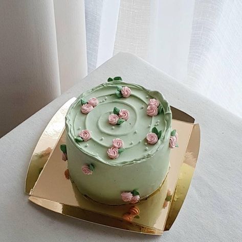 Pretty Cake Decorating, Cakes Decorated, Small Birthday Cakes, Mini Torte, Pretty Cake, Buttercream Cake Decorating, Simple Cake Designs, Decoration Cake, Mini Cakes Birthday