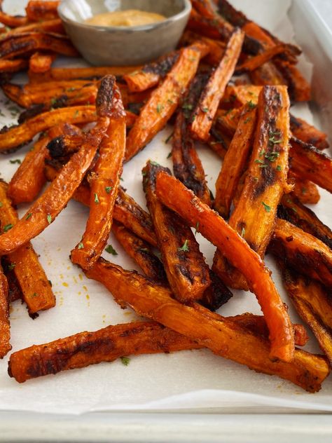 Crispy Baked Carrot Fries - Something Nutritious Air Fryer Carrot Fries, Carrot Fries Baked, Homemade Potato Chips, Carrot Chips, Crispy Sweet Potato Fries, Fakeaway Recipes, Carrot Fries, Baked Carrots, Crispy Sweet Potato