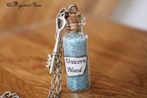 Stile Harry Potter, Harry Potter Potions, Vial Necklace, Buku Harry Potter, Magic Bottles, Unicorn Necklace, Bottle Charms, Harry Potter Diy, Bottle Necklace