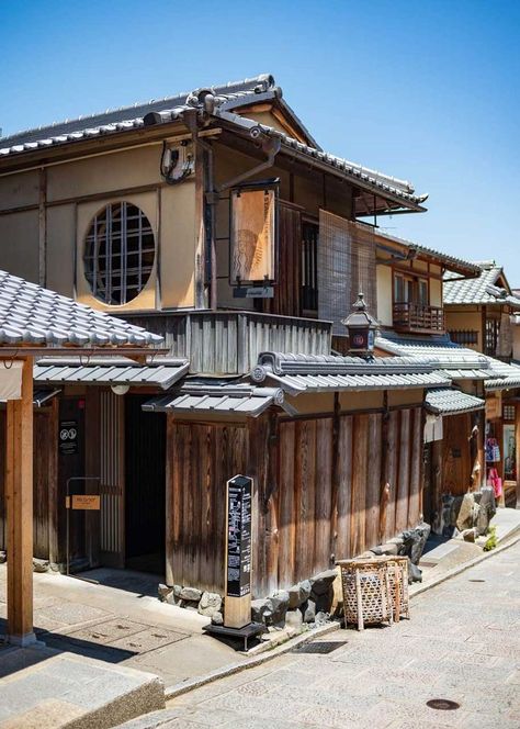 From Starbucks in renovated Japanese townhouses to Japan-only sakura-themed drinks, here's why a visit to a Starbucks in Japan is worth it. Appeared first on VOYAPON. Japan Exterior, Japanese Townhouse, Cafes In Japan, Japanese Starbucks, Kyoto Starbucks, Starbucks Japan, Japanese Coffee Shop, Starbucks Japan Store, Totoro Cafe Japan