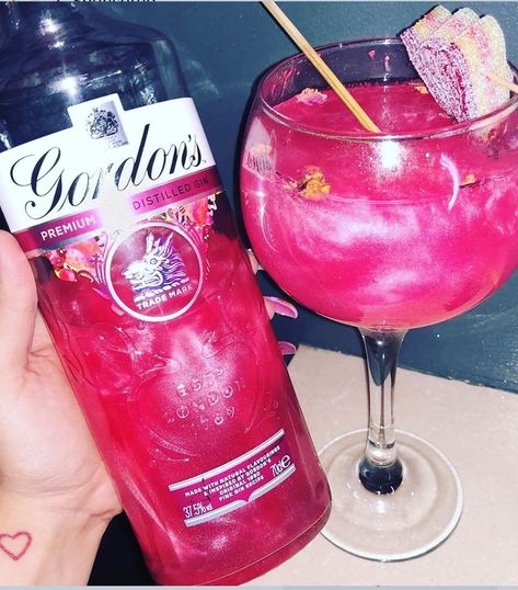 Pink Gin Recipe, Liquor Aesthetic, Pink Alcoholic Drinks, Glitter For Drinks, Pink Vodka, Watermelon Drink, Party Drinks Alcohol, Prosecco Cocktails, Gin Recipes