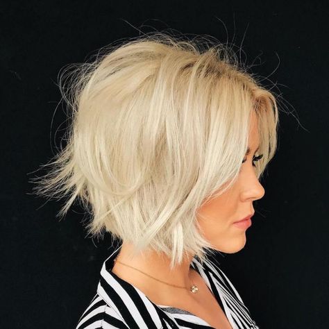 Chin-Length Choppy Bob with Flyaways Messy Blonde Bob, Bob Haircut Back View, Bob Balayage, Short Stacked Haircuts, Stacked Haircuts, Messy Bob Hairstyles, Layered Bob Haircuts, Stacked Bob Haircut, Happy Happy Happy