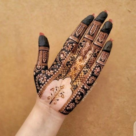 Mehndi design on palm Mehedi Design For Palm, Kamal Mehendi Design, Mehendi Design For Wedding, Palm Henna Design, Samfree Styles, Palm Henna Designs, Latest Mehndi Design, Palm Henna, Front Hand Mehndi