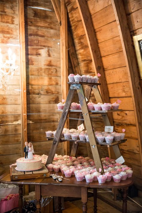 Vintage Wedding Cupcakes, Ladder Wedding, Wedding Cupcake Display, Rustic Country Wedding Decorations, Cupcake Table, Tafel Decor, Cupcake Stands, Cake And Cupcakes, Country Wedding Decorations