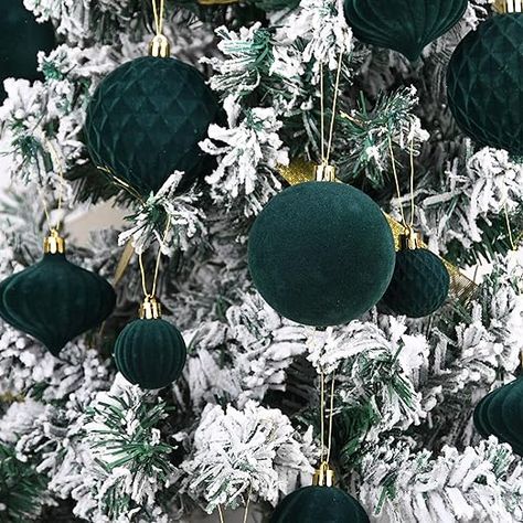 Dark Green Christmas Tree Ornaments, Christmas Tree Hunter Green, Emerald Green Christmas Ornaments, Flocked Christmas Tree Green Ornaments, Christmas Decor Emerald Green, Dark Green And Black Decor, Flocked Christmas Tree With Green Ornaments, Flocked Christmas Tree Dark Green Ornaments, Flocked Christmas Tree With Green Decor