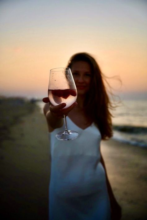 Wine Beach Photography, Poses With Wine Glasses, Wine Glass Poses, Drinking Wine Pose, Wine Glass Photoshoot, Wine Poses, Wine Photoshoot Ideas, Wine Glass Photo, Wine Shoot