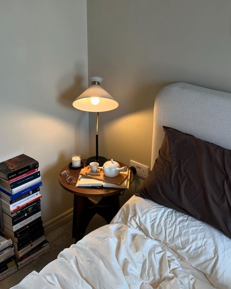 Bedside stories 🕯️📖 Bedside Ideas, Men Room Ideas Bedrooms, Bedroom Books, Desk Inspo, Bedroom Desk, Minimalist Room, Dream Apartment, Apartment Inspiration, Cozy Room