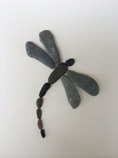 Quirky Garden, Sharon Nowlan, Art Dragonfly, Stone Pictures Pebble Art, Mosaic Rocks, Diy Rock Art, Mosaic Garden Art, Dragon Flies, Rock And Pebbles