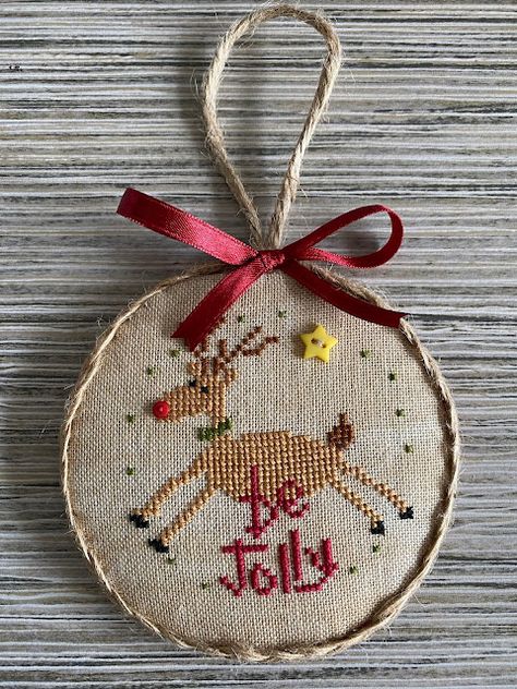 Stitched Ornaments, Christmas Fabric Crafts, Stitching Projects, Patchwork Heart, Craft Board, Cross Stitch Christmas, Winter Cross Stitch, Cross Stitch Christmas Ornaments, Cross Stitch Tree