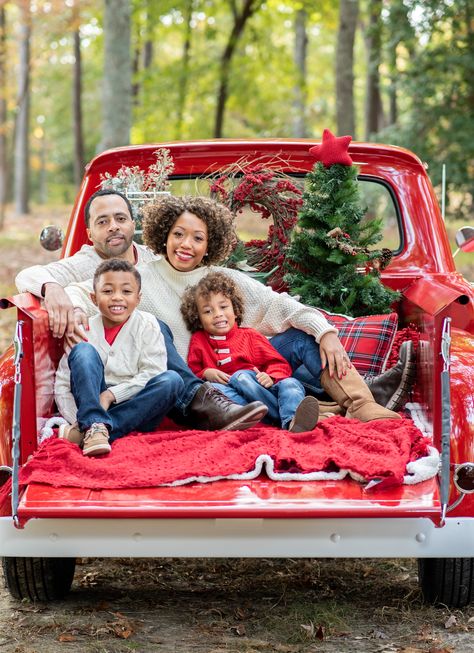 Old Truck Photography, Christmas Photographer, Christmas Mini Shoot, Christmas Photography Family, Vintage Truck Christmas, Truck Photo, Holiday Mini Session, Christmas Red Truck, Family Christmas Pictures