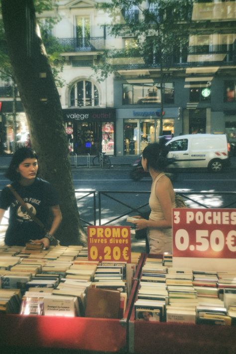 Photography 90s Aesthetic, Paris 90s Aesthetic, Paris Film Aesthetic, Paris Student Aesthetic, Vintage Paris Aesthetic Fashion, Paris Film Photography, Old Paris Aesthetic, Paris Trip Aesthetic, Summer In Paris Aesthetic