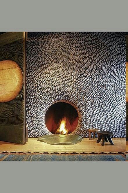 Round Fireplace, Fireplace Styles, River Rock Fireplaces, Casa Hobbit, Fireplace Designs, Rock Fireplaces, Cob House, Diy Fireplace, Earthship