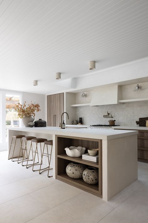 Kitchen in neutral tones with Scandinavian Kitchen Design, Kitchen Island Bench, Neutral Kitchen, Beach House Kitchens, Minimalist Kitchen Design, Modern Kitchen Island, White Kitchen Design, Kitchen Decor Modern, Scandinavian Kitchen