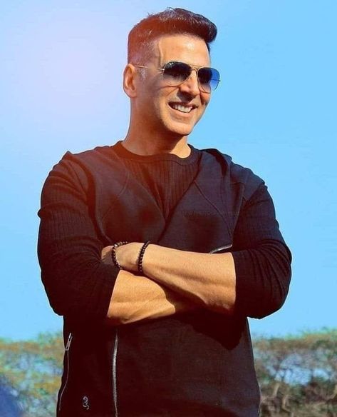 Akshay Kumar And Twinkle, Akshay Kumar Photoshoot, Akshay Kumar Style, Rekha Actress, Famous Indian Actors, Twinkle Khanna, Ms Dhoni Wallpapers, Cars Collection, Monthly Income