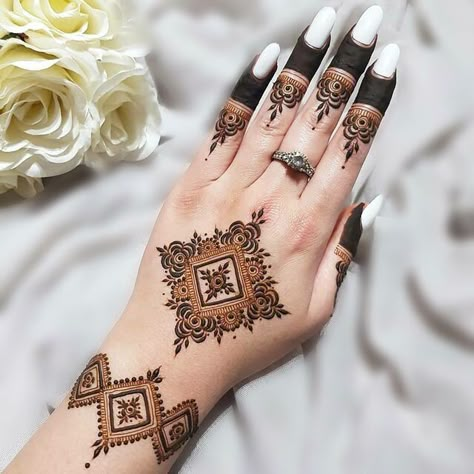 Unique Mehndi Designs Palms, Unique Henna, Tato Henna, Henna Tattoo Designs Hand, Mehndi Designs For Kids, Tattoo Henna, Simple Mehndi Designs Fingers, Modern Mehndi Designs, Full Mehndi Designs