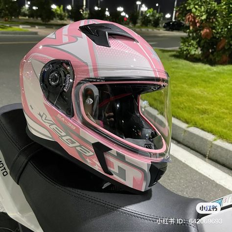 Pink Motorcycle Helmet, Moto Rose, Pink Helmet, Cool Bike Helmets, Pink Motorcycle, Biker Helmets, Image Moto, Motorbike Helmet, Motorcycle Aesthetic