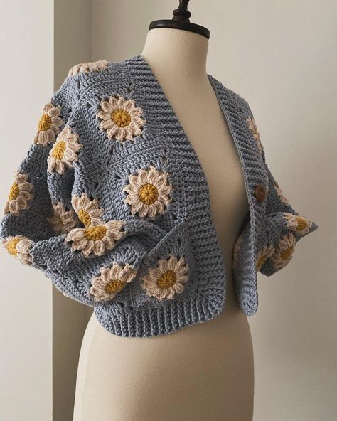 Welcome to VenusArt 🌻This magnificent sunflower cardigan can be yours for this price! Hurry up so you don't miss it!! I produce my products specially for you from cotton yarns. Owning this high quality product is not far at all :) 🌻If you have a different color request, don't forget to write it in the notes section! 🌻If you want to see more products, click on this link and follow my instagram page. https://crochetvenusart.etsy.com https://www.instagram.com/crochetvenusart/ 🌻VenusArt workshop Crochet Crop Jacket, Crochet Daisy Granny Square Cardigan, Daisy Cardigan Crochet, Sunflower Crochet Cardigan, Cottagecore Crochet Ideas, Crochet Daisy Cardigan, Red Crochet Cardigan, Crochet Flower Cardigan, Crochet Crop Cardigan