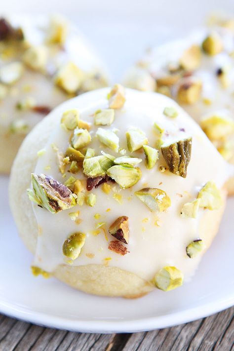 Orange Pistachio Cookie Recipe on twopeasandtheirpod.com Orange butter cookies with a sweet orange glaze and chopped pistachios. These cookies are amazing! Orange Butter Cookies, Pistachio Cookie, Orange Pistachio, Lemon Desserts Easy, Lemon Pistachio, Orange Butter, Pistachio Dessert, Lemon Cookies Recipes, Pistachio Cookies