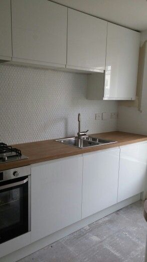 New kitchen. Howdens Clerkenwell. White gloss. Hexagonal wall tiles. Love it. Howdens Clerkenwell, Kitchen Howdens, Howdens Kitchens, Gloss Kitchen, Galley Kitchens, Kitchen Extension, Kitchen Plans, Kitchen Diner, Kitchen Window