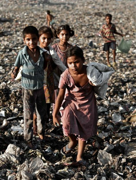 Poverty Photography, Humanity Photography, Poverty In India, Lode A Dio, India For Kids, City Streets Photography, Floral Henna, Fun Facts About Life, Child Labour