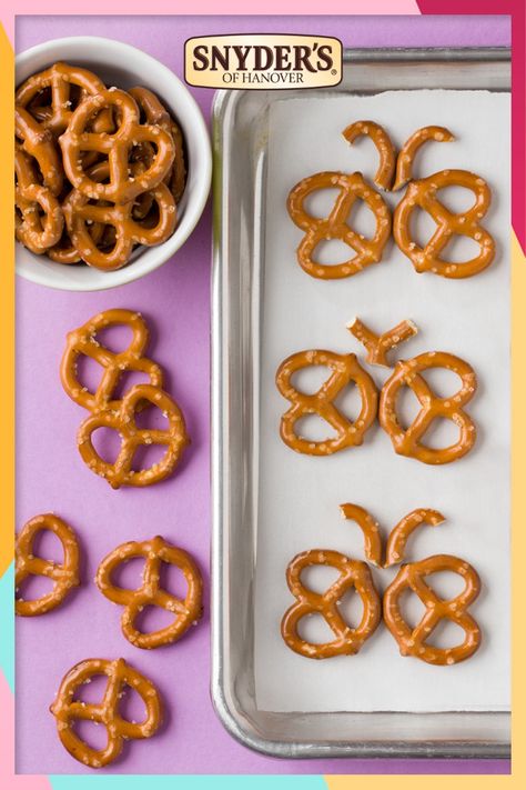 Celebrating Easter can be easy and creative! These DIY Pretzel Butterflies are the perfect homemade craft that doubles as a treat to serve at your Easter table. Take Snyder’s of Hanover’s Pretzels, fill with melted chocolate, then add different decorations to make some colorful Easter snacks this Spring! Pretzel Snacks For Kids, Easter Treats To Make And Sell, Spring Food Craft, Cute Chocolate Covered Pretzels, Butterfly Pretzel Rods, Butterfly Chocolate Covered Pretzels, Pretzel Butterflies, Butterfly Snacks For Kids, Easter Desserts Pretzel