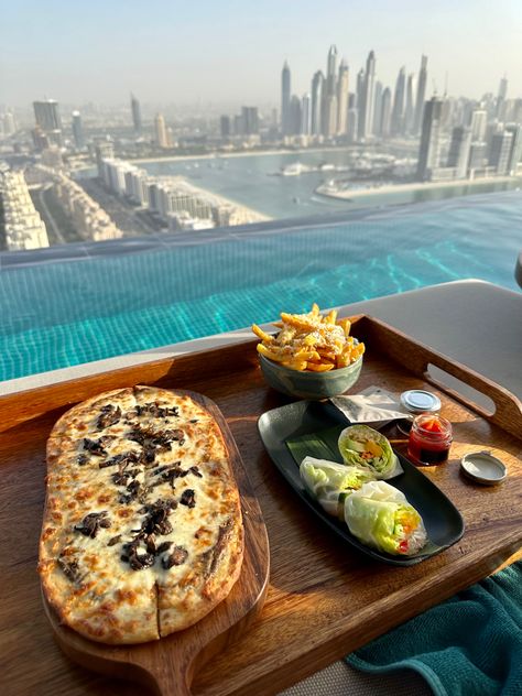 Rich Food Astethic, Dubai Brunch, Dubai Pool, Lunch By The Pool, Uae Aesthetic, Food Dubai, Luxury Lunch, Lunch Pizza, Dubai 2023