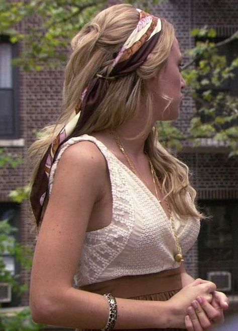 Estilo Gossip Girl, Half Up Half Down Hairstyle, Gossip Girl Style, Down Hairstyle, Bobby Pin Hairstyles, Serena Van Der, Gossip Girls, Serena Van, Serena Van Der Woodsen