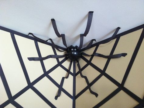 Halloween decor- giant spider in a web using streamers and a balloon Funny Mens Halloween Costumes, Balloon Spider, Halloween Streamers, Easy Outdoor Halloween Decorations, Spiderman Birthday Party Decorations, Spider Craft, College Halloween Costumes, Spiderman Decorations, Halloween Office Party