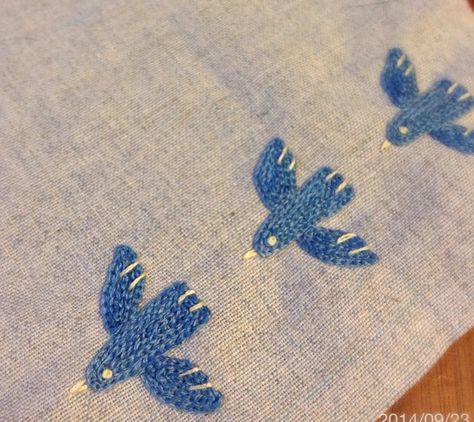 Wool stitch Embroidered Birds Embroidery, Bluebird Embroidery, Crow Embroidery, Easy Hand Embroidery, Yumiko Higuchi, Embroidered Birds, Embroidery Crochet, Advanced Embroidery, Embroidered Bird