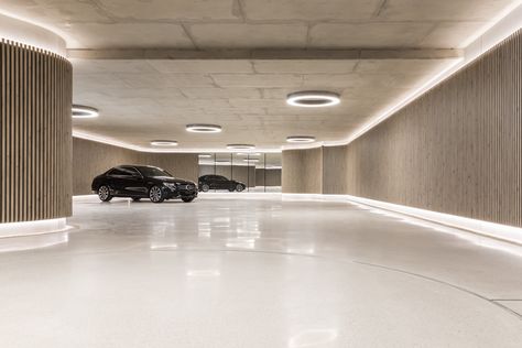 Sydney's Most Beautiful Underground Garage. Angela Kent from Kenström Design has created something between a luxury showroom and where Bruce Wayne keeps his beloved 'Batmobile.' Garage Design Interior, Underground Garage, Building A Garage, Residential Garage, Luxury Garage, Modern Garage, Garage Interior, Curved Walls, Garage Lighting