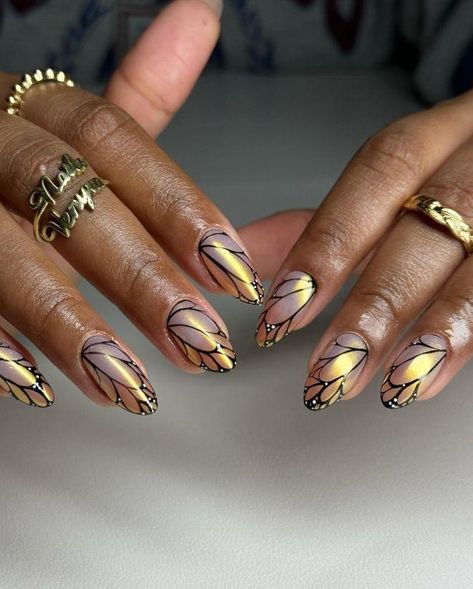 Chrome Nails are Your Ticket to Nail Excellence Yellow Nails With Chrome, Yellow Chrome Nails Square, Nails Yellow Chrome, Crome Yellow Nails, Chrome Nails Gold Jewellery, Bumble Bee Nails, Sophisticated Manicure, Blue Chrome Nails, Bee Nails