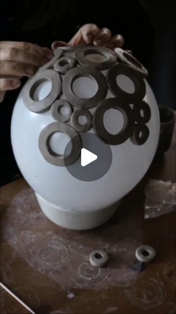 Artist Reels, Amazing Pottery, Coil Pottery, Beginner Pottery, Diy Air Dry Clay, Pottery Videos, Clay Diy Projects, Pottery Handbuilding, Garden Pottery