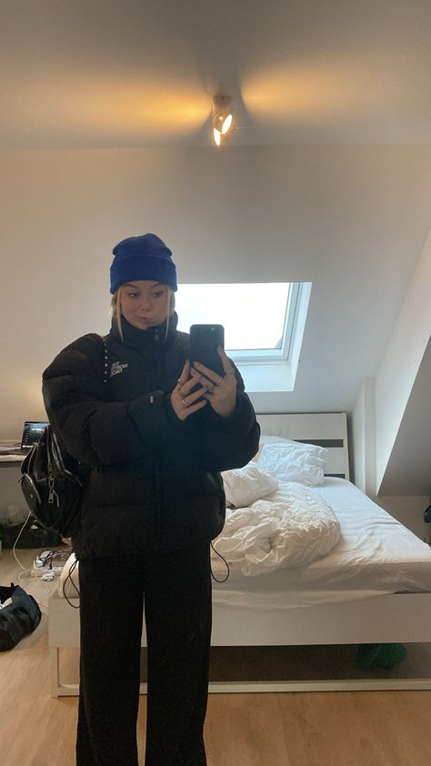 Tnf Jacket Outfit, Blue Beanie Outfit, Beanie Outfit Aesthetic, North Face Puffer Outfit, Tnf Jacket, Doudoune The North Face, Puffer Outfit, Modeling Outfits, Beanie Outfit