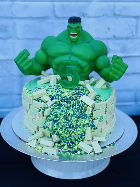 Incredible hulk homemade birthday cake using green Kit Kats. Incredible Hulk Birthday Party Ideas, Hulk Bday Cake, Simple Hulk Cake, Homemade Hulk Cake, Easy Hulk Cake, Diy Hulk Cake, The Hulk Birthday Party Ideas, Cake Hulk Birthday, Hulk Sheet Cake