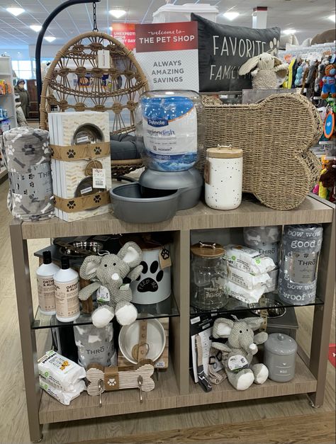 Pet Store Aesthetic, Boutique Design Store Layout, Homegoods Endcaps, Zoo Marketing, Dog Boutique Ideas, Pet Store Display, Rv Dog, Retail Store Layout, Pet Store Design