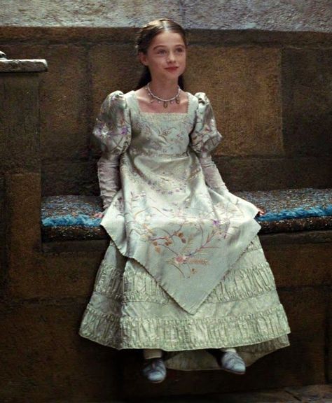 Raffey Cassidy Snow White, Raffey Cassidy, Young Snow, Snowwhite And The Huntsman, Snow White And The Huntsman, Snow White Dresses, The Huntsman, Royalty Aesthetic, Screen Caps