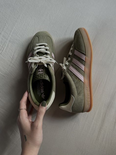 Green Adidas Gazelle, Adidas Gazelle Green, Green Gazelle, Shopping Addict, Shoes Outfit Fashion, Shoe Inspo, Aesthetic Shoes, Swag Shoes, Pink Adidas