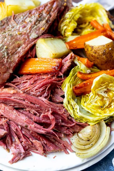 This Pressure Cooker Corned Beef Recipe is a quicker way to get fork tender meat. Keeping this meal simple for a traditional Saint Patrick's Day Dinner made in your Instant Pot. #pressurecookerrecipes #cornedbeef #instantpotrecipes Tupperware Pressure Cooker Recipes, Corned Beef Recipes Crock Pot, Best Corned Beef Recipe, Pressure Cooker Corned Beef, Cabbage Slow Cooker, Corned Beef Recipes Slow Cooker, Baked Corned Beef, Corned Beef Recipe, Homemade Corned Beef