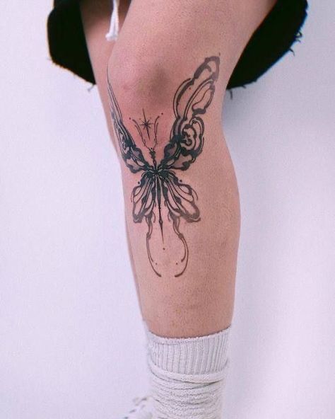 Stars Around Knee Tattoo, We Happy Few Tattoo, Pretty Knee Tattoos, Star On Knee Tattoo, Moth On Knee Tattoo, Fineline Realism Tattoo, Abstract Knee Tattoo, Stars On Knees Tattoo, Star Tattoo Knee